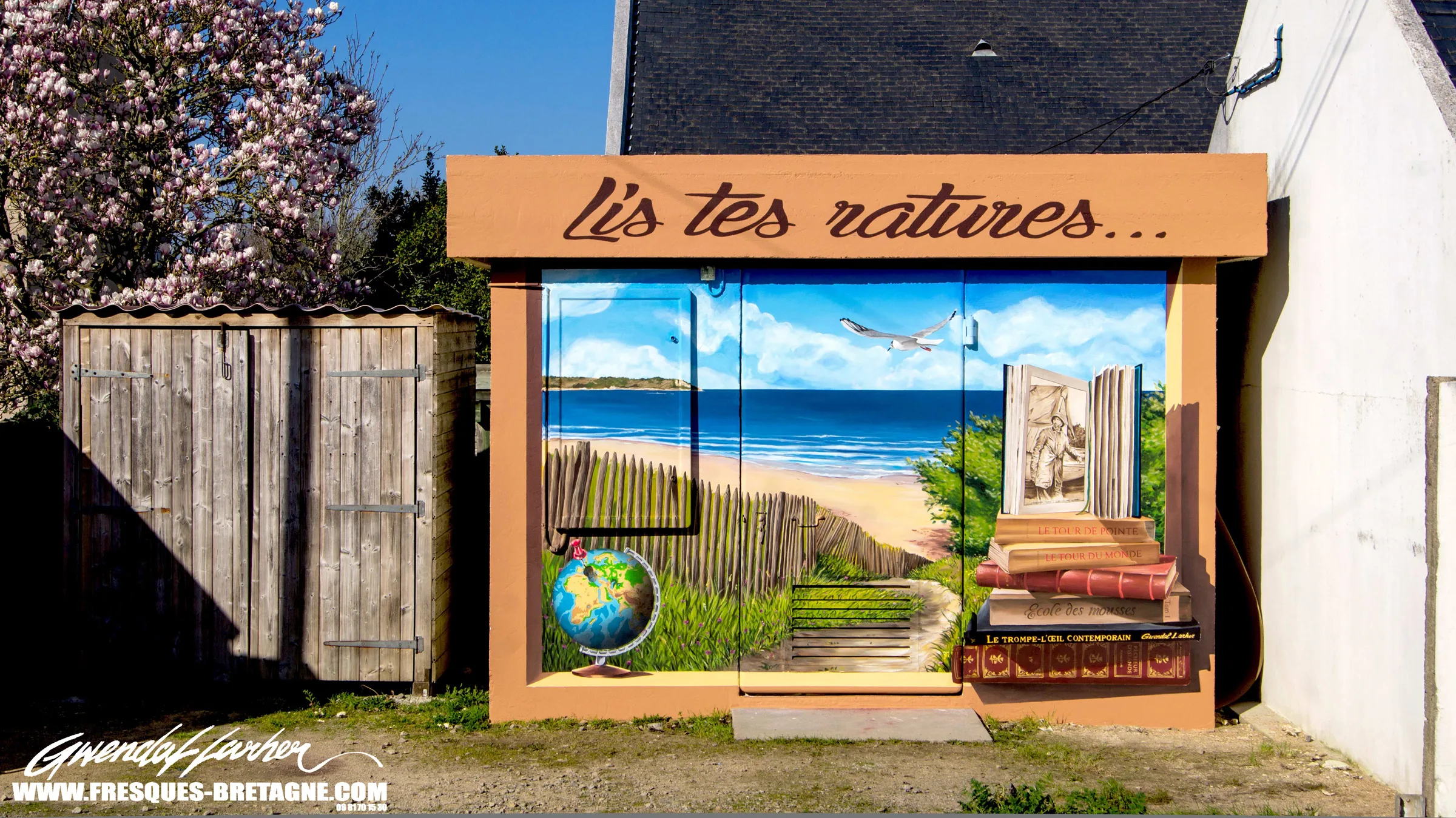 Détail trompe-l'œil bibliothèque à ciel ouvert et globe terrestre, habillage de transformateur électrique par un muraliste à Locquirec